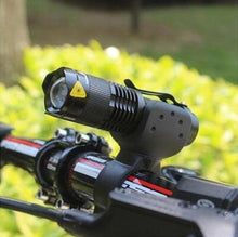 Load image into Gallery viewer, Mini UltraFire CREE Q5 Zoomable LED Flashlight
